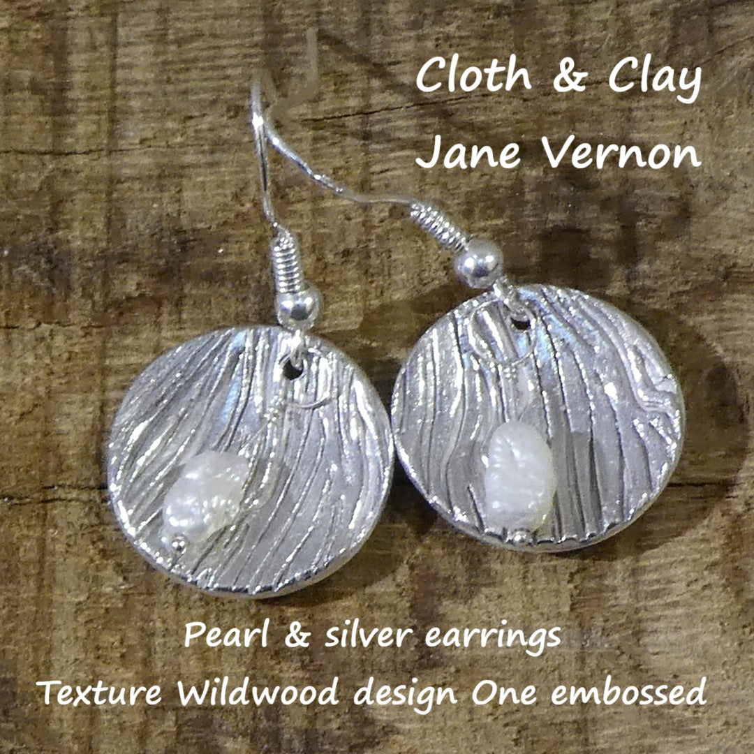Silver earring in a round shape with a drop barque pearl debossed with a bark texture mat named wild wood.