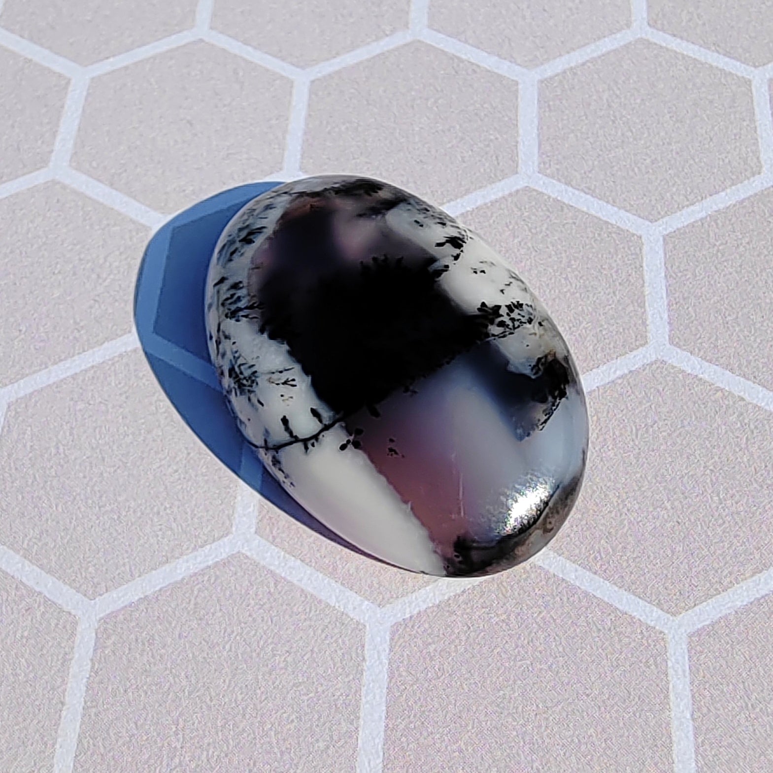 Dendrite agate on a hexagonal background.